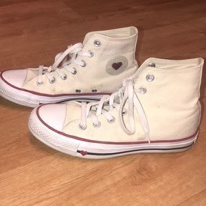 cream converse with heart